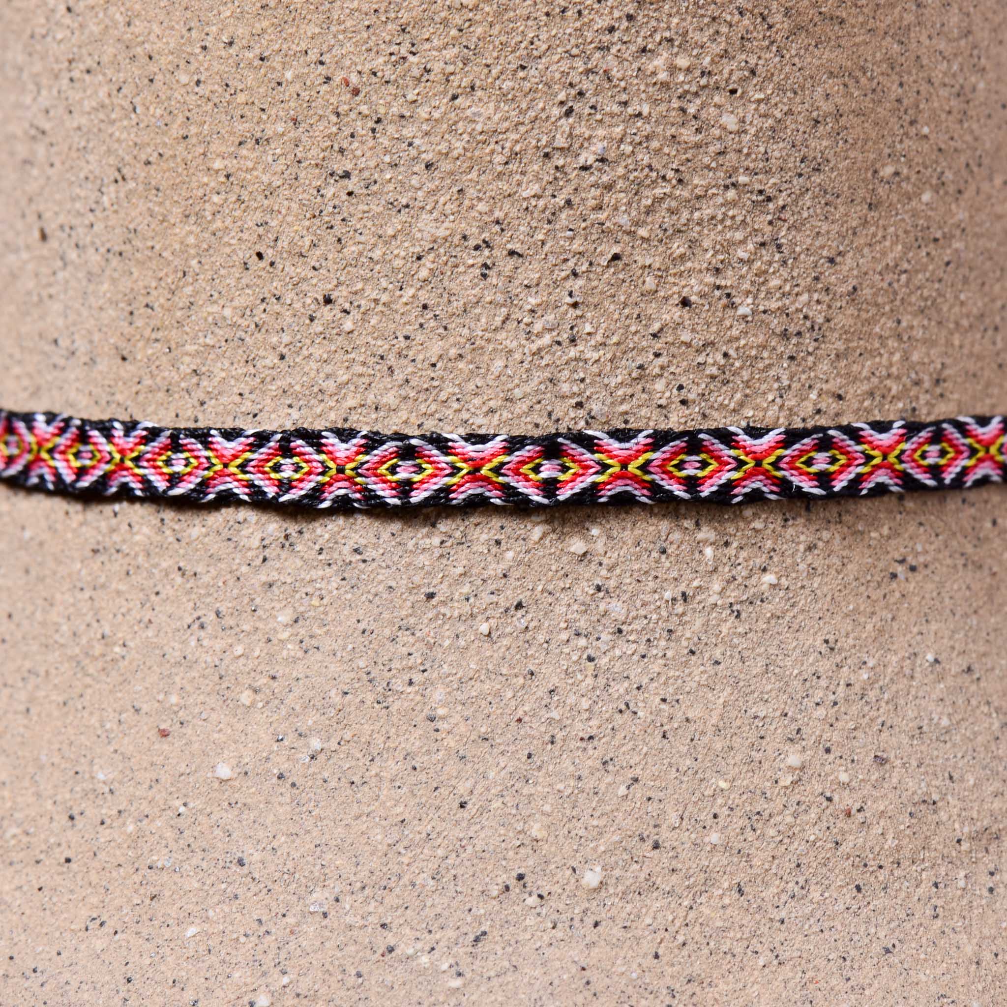 Mhuysca Macrame Thin Bracelet Blue Eyes