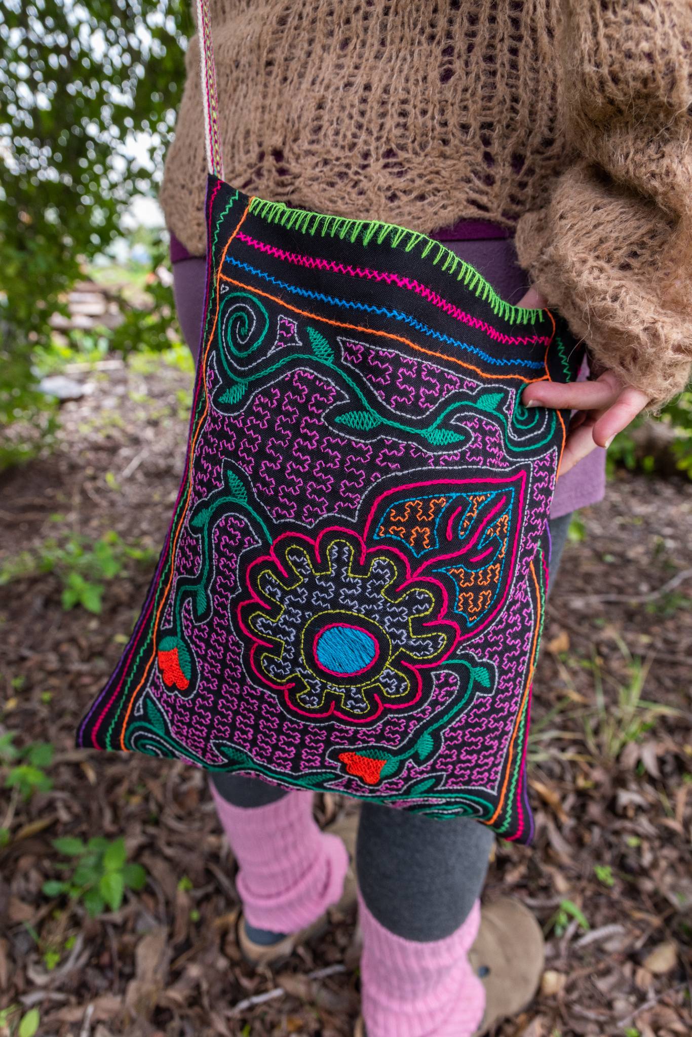 The flower Peruvian Embroidery shipibo bag